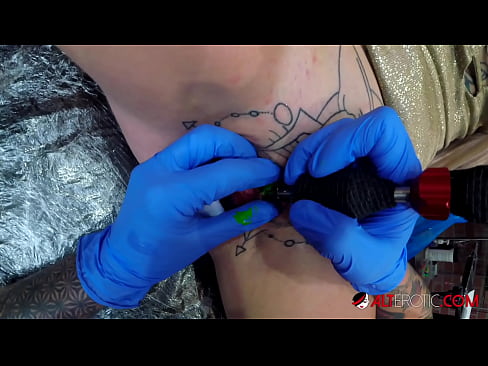 ❤️ Estremamente tatuato hottie Sully Savage ottenuto un tatuaggio sul suo clitoride ❤ Porno analeal it.elitemangas.top ️❤